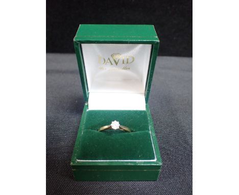 AN 18ct GOLD DIAMOND SOLITAIRE RING