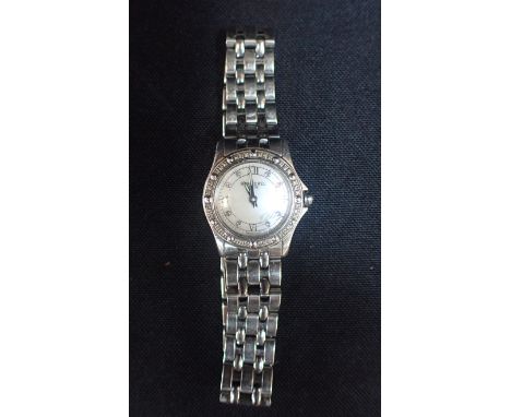 A RAYMOND WEIL LADIES STAINLESS STEEL BRACELET WATCH (CRACKED)mother-of-pearl face (cracked sapphire crystal)