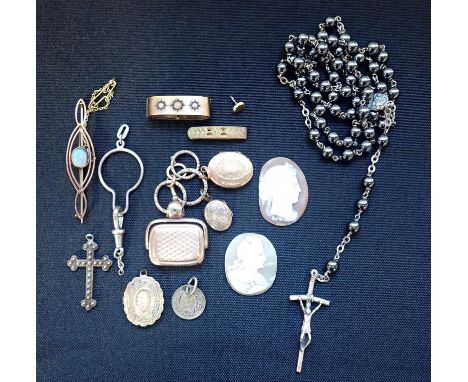A GILT METAL SWIVEL SEAL AND MEMORIAL LOCKETwith other jewellery items including cameos and an opal brooch
