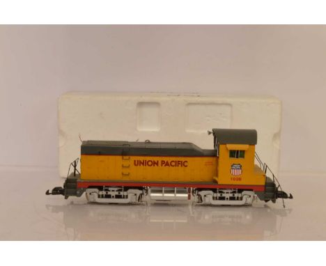 USA Trains G Gauge Diesel Switcher R22007 Union Pacific NW-2 yellow and grey no. 1028. Untested, front light missing, chimney