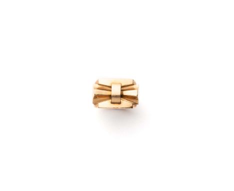 [GP] "ODEONESQUE" GOLD DRESS RING, FRENCH, 1940s designed as a stylised bow, French assay marks for 18 carat gold and makers 