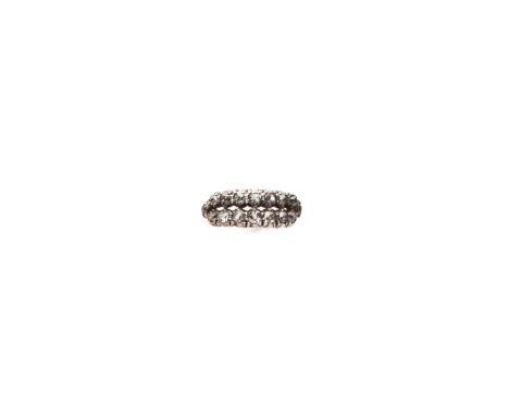 [GP] DIAMOND RING, EARLY 19TH CENTURY designed as two rows of foiled circular and cushion shaped diamonds in cut down claw an