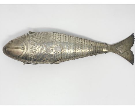 A SILVER ARTICULATED FISH, INDIA, 20TH CENTURY forming a powder compact, the head with hinged opening to reveal a compartment