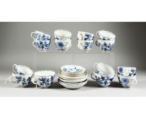 A QUANTITY OF MEISSEN BLUE AND WHITE ONION PATTERN CUPS AND SAUCERS, fifteen various cups and eight saucers also one later sa