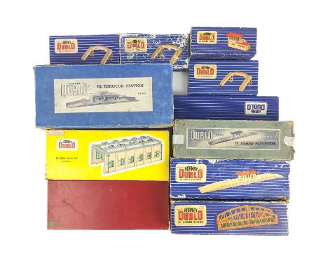 Hornby Dublo Boxed Railway Stations, Footbridges & Railway Buildings  Comprising boxed items:D1 Through Station (DA455)D1 Isl
