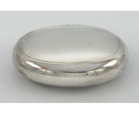 A plain oval silver, squeeze to open snuff box, Chester 1900, 2.28oz.   Condition report:  Spring working and strong, clips w