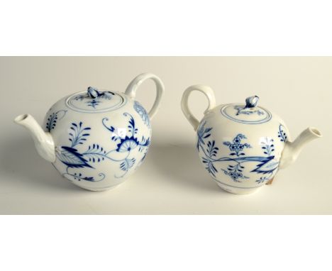 Two Meissen 'Onion' pattern teapots, each with a rosebud finial, height 12 and 11cm. 