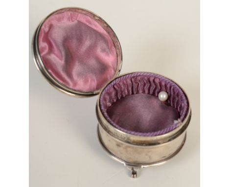 A circular, engine turned enamelled silver ring box standing on three feet, Chester 1913, diameter 5.2cm.   Condition report:
