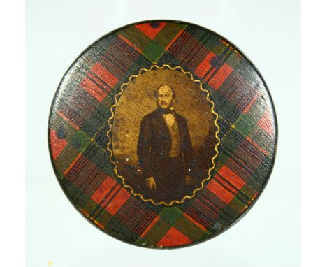A SMALL SCOTTISH TARTAN SNUFF BOX the lid with an oval of a man. 1.75ins diameter.
