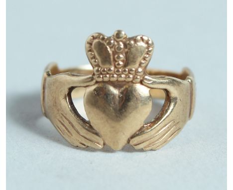 A 9CT GOLD CALDDAGH RING.