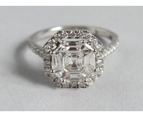 A SUPERB 18CT WHIT GOLD DIAMOND CLUSTER RING.