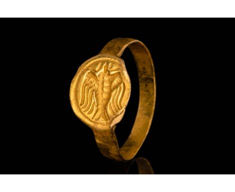 Ca. 300 - 100 BC.A Greek gold ring depicting a flying bird with spread wings on a round bezel. The wings are engraved in two 