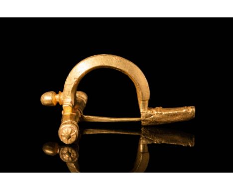 Ca. AD 300 - 500.A large Roman Imperial 20.5 ct gold "crossbow" fibula with a golden pin. It was used to fasten the cloaks of