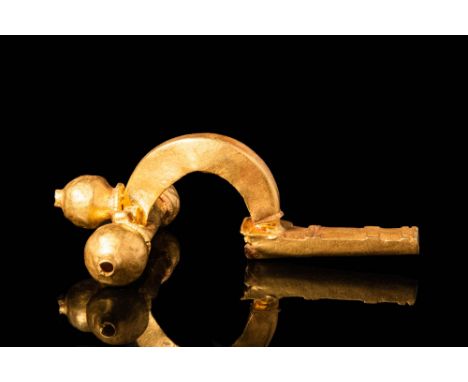 Ca. AD 300 - 500.A large Roman Imperial 21 ct gold "crossbow" fibula with a polygonal bow section. It was used to fasten the 