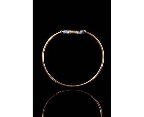 Late to Ptolemaic Period, Ca. 664 - 30 BC.An Egyptian bracelet with lapis lazuli and gold beads, a cylindrical body and a dri