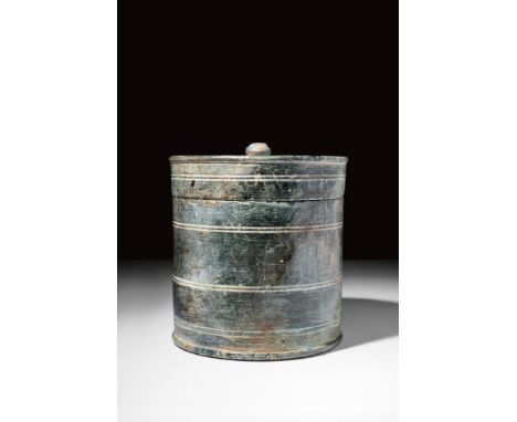 Ca. 400 - 200 BC.A Hellenistic green stone pyxis decorated with circular lines and completed with a lid fitted with a central