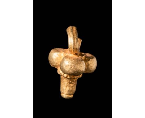 Ca. 700 - 300 BC.A Bactrian 19 ct gold pendant decorated with four golden pearls in the middle, and a cylindrical shape at th