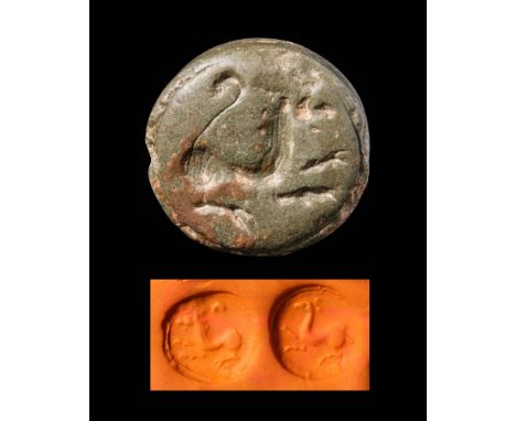 Ca. 1st millennium BC.A Bactrian green stone double stamp seal. On the front it depicts a naturalistic lion and on the revers