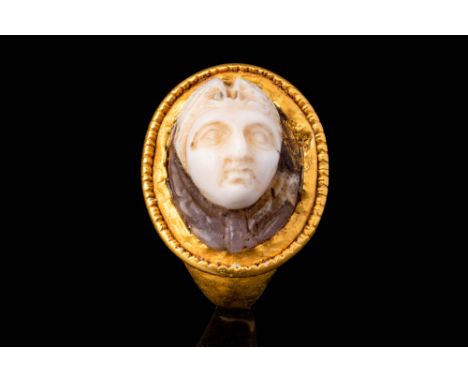 Ca. AD 200 - 400.A Roman 20 ct gold finger ring with a round-sectioned hoop. The cameo depicts the head of Medusa, framed by 