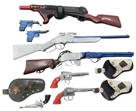 A collection of various vintage toy guns, to include: - Marx machine gun - Crescent 'Rustler Range Cheyenne Sharpshooter' - D
