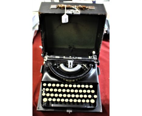 Imperial portable typewriter - The good companion model T, serial number X927, Made in Leicester. In excellent working order 