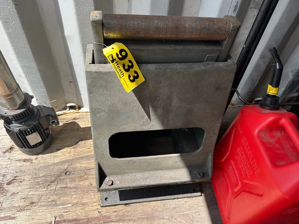 Lot 933