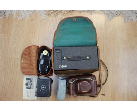 A small quantity of cameras including Hawkeye Ace De Luxe ,Kodak Brownie 127, Regula etc