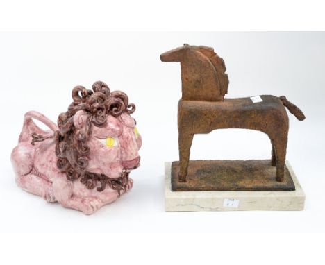 A pink ceramic lion figure and a modernistic horse on plinth (2)