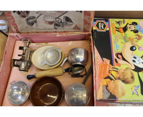 Triang Cookery set no. 1 in original box and a Walt Disney Sliderama projector, boxed 