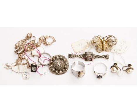 Silver rings, chain, pearl earrings, brooches, etc 