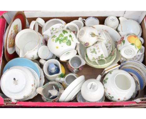 Box of ceramics to include Spode 'Victoria' pattern, Portmeirion  'Pomona' pattern, Wedgwood 'Wild Strawberry' pattern Viller