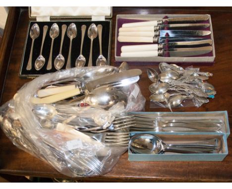 A collection of plated flatware together with silver souvenir spoons, silver weight, 7.8 ozt approx 