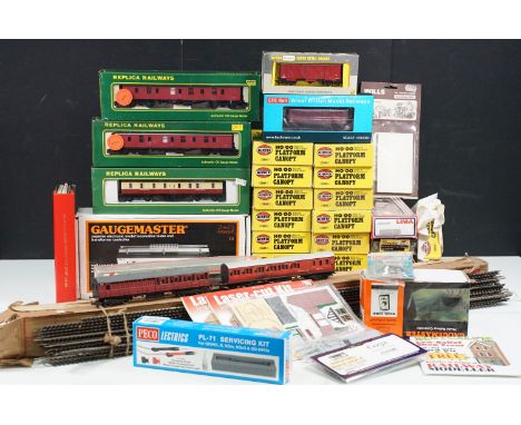 Quantity of various boxed OO gauge model railway items of rolling stock, accessories, etc featuring 11 x items of rolling sto