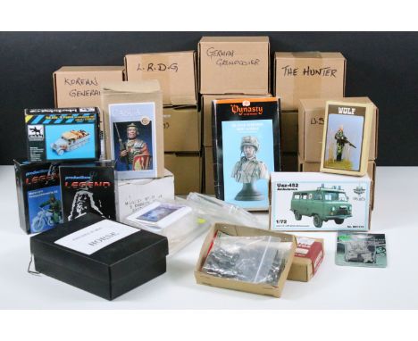 Collection of boxed unbuilt / unpainted plastic models featuring Resinec Cougar 4x4, Young Models German Tank Crew, Wee Frien