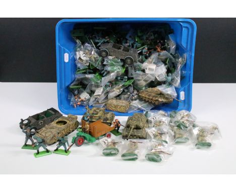 Collection of military plastic soldiers and figures to include Britains, Britains Deetail and unmarked examples, many bagged 