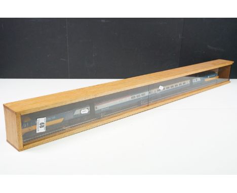 Hornby InterCity 125 car and coach set of 4 x items featuring Restaurant Buffet 125 Coach, contained within display case