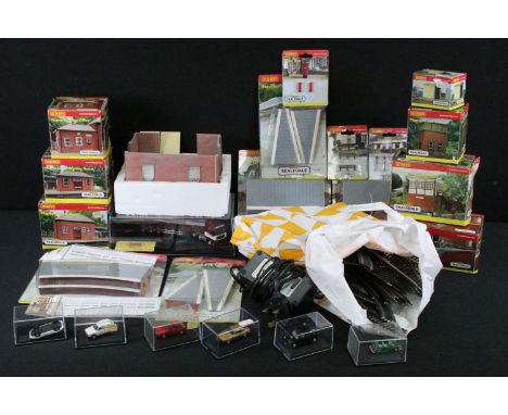 15 Boxed / carded Hornby Skaledale OO gauge items to include R8604 Platform Steps Pack, 2 x R9502 Magna Small Waiting Room, R