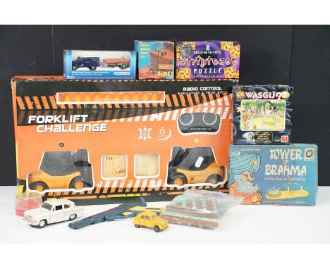 Collection of mixed toys and games to include boxed Merit Slinky, Britains Bandetta toy gun, boxed Waddingtons Tower Of Brahm