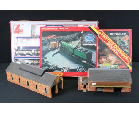 Quantity of OO gauge model railway to include boxed Hornby R688 Rail Freight Set containing locomotive and 5 x items of rolli
