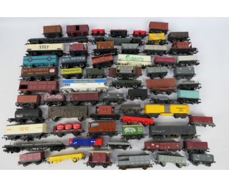 Hornby - Lima - Others - In excess of 40 OO / HO gauge freight rolling stock items. Lot includes Jouef 6542 covered grain hop