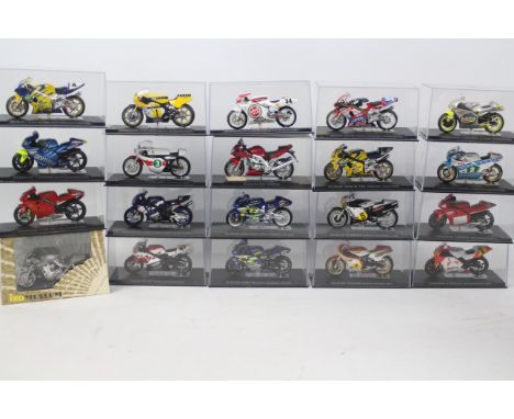 De Agostini - Ixo - 20 x boxed Yamaha and Suzuki racing motorcycles in 1:24 scale including Kenny Roberts 2002 GSV-R, Barry S
