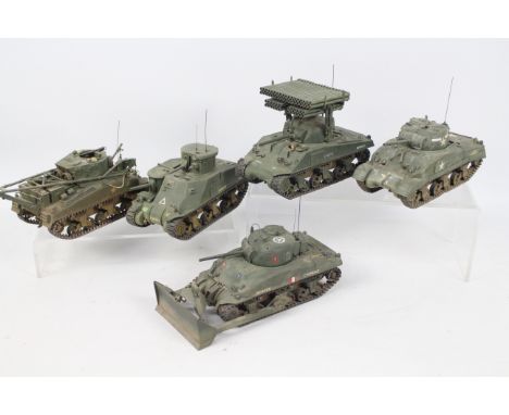 Dragon - Italeri - Tamiya - Verlinden - 5 x built and modified tank models in 1/35 scale including Sherman M4 A6, Sherman M4 