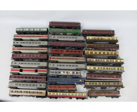 Hornby - Triang - Hornby Dublo - Other - Over 30 unboxed OO gauge passenger coaches. Lot includes Triang R24/25 Transcontinen