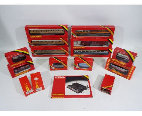 Hornby - 16 x boxed Hornby OO gauge carriages and accessories - Lot includes a Hornby OO gauge #R.436 #4237 L.N.E.R. Coach, a