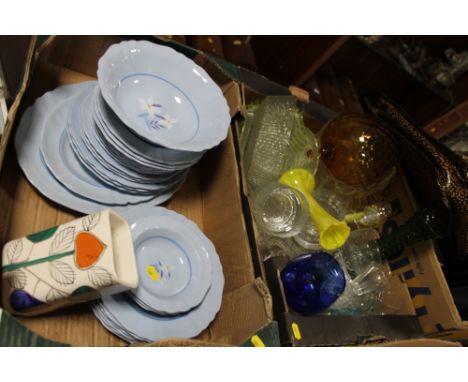 A TRAY OF GLASSWARE TO INC CITRUS GLASS VASE, CUT GLASS ETC TOGETHER WITH A TRAY OF J & G MEAKIN DINNER WARE & A DECO PAGILLE