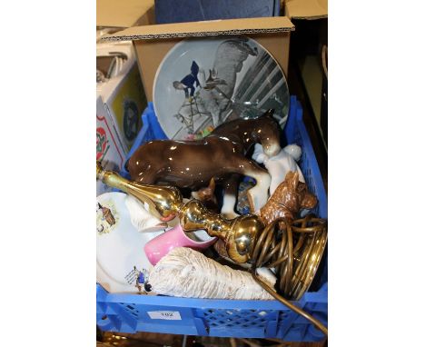 A TRAY OF CERAMICS TO INC ROYAL DOULTON,  & A BRASS EFFECT CANDLESTICK LAMP