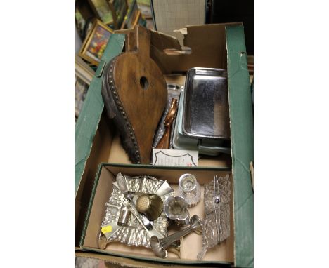 A TRAY OF SUNDRIES & METALWARE TO INC SUGAR TONGS, KITCHEN SCALES, A PAIR OF HAND HELD BELLOWS, BRASS HUNTING HORNS ETC