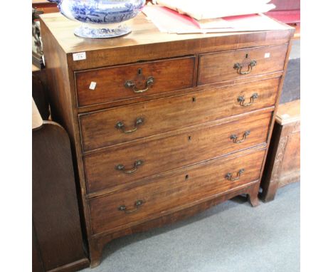 A GEORGIAN MAHOGANY CADDY TOP CHEST OF TWO SHORT AND THREE LONG DRAWERS with brass swan neck handles on splayed bracket feet 
