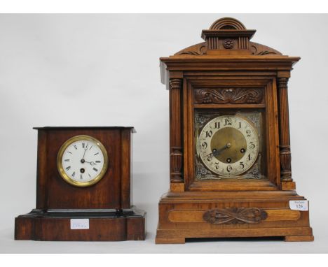A LATE 19TH / EARLY 20TH CENTURY OAK CASED MANTLE CLOCK the silvered dial with Arabic numerals, overall 48cm in height togeth