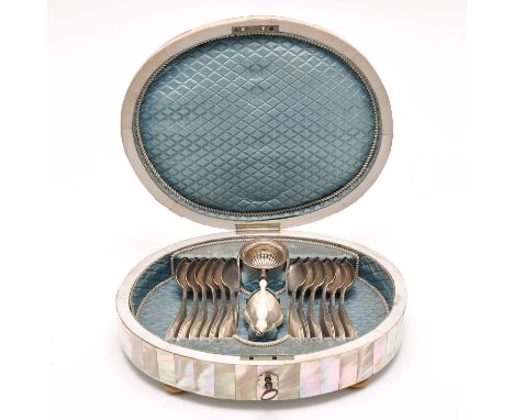 Pearl edge decor, including 12 Dutch silver teaspoons, sugar tong, tea duimpje and tea strainer.